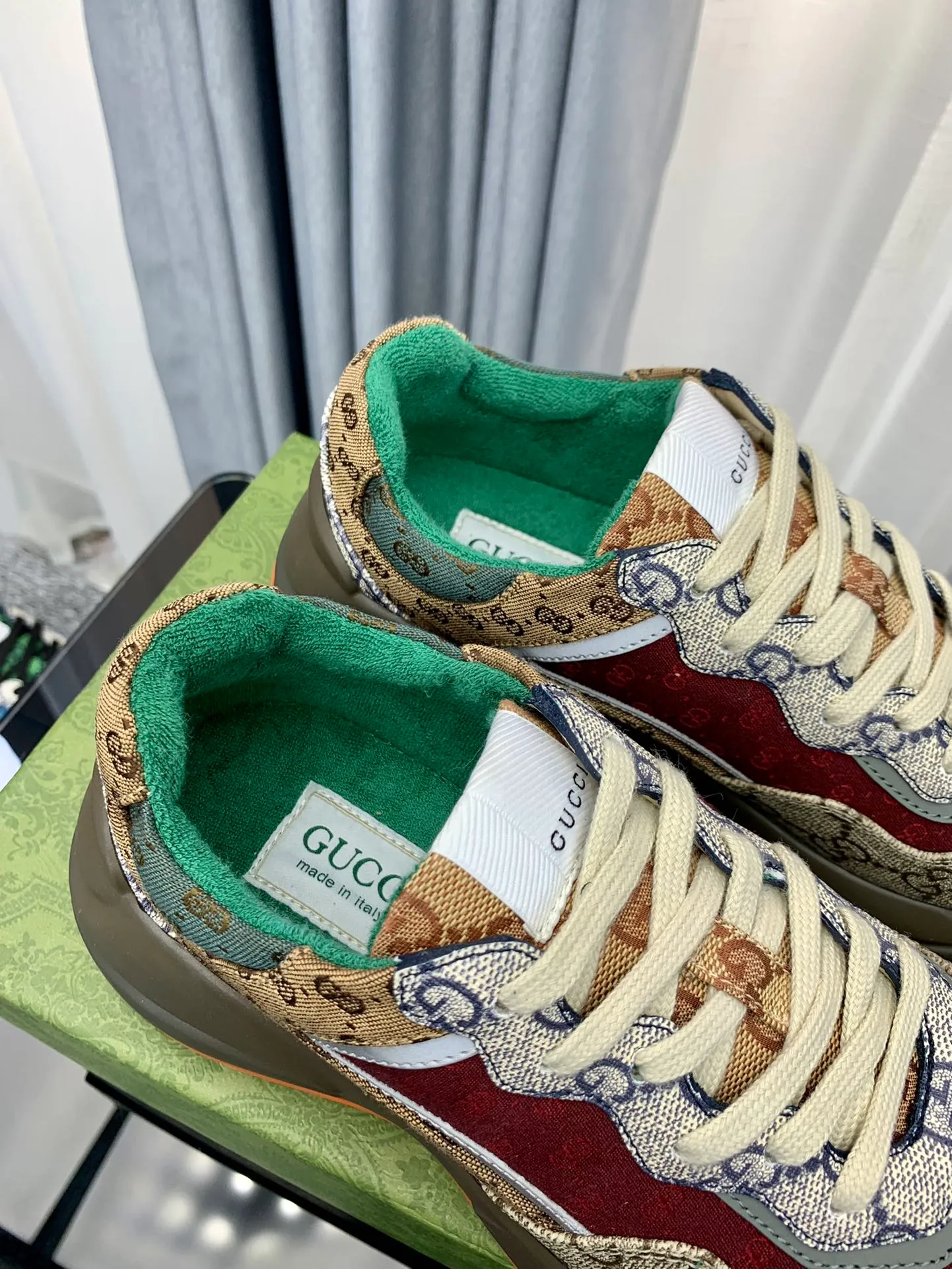 👟👟Ex-factory price 480👟👟 Gucci dad shoes for couples, distressed leather horn-shaped retro jogging shoes. The Balenciaga grandpa trend has subsided, ushering in GUCCI dad shoes, the trend leader in the fashion industry. The original shoes are molded and the original last is made by the Italian handmade foundry! [Gucci original dad shoes] Original surface: imported calfskin! Lining: Grade A hybrid lambskin! Outsole: The highest restoration sole. TPU material plus wear-resistant foam (anti-wear cushioning) ivory leather has been processed with an old-fashioned effect. The sole is 5cm high! The comfort level is excellent, killing all high-end versions on the market! Original logo outsole! 👣Size: Women’s size 35-40. Men's size 38-45. Women's heel with 🈚️logo! Men's heel with 🈶️logo!